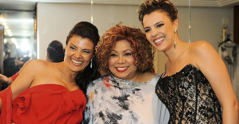 A cantora Alcione é ladeada por Helena Gonçalves e Indianara Ferreira na festa de empresa especializada em soluções de RH, gestão de pessoas e trade marketing, em SP.