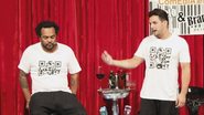 Os humoristas Marcelo Marrom e Rodrigo Capella apresentam show de standup comedy em bar de SP.