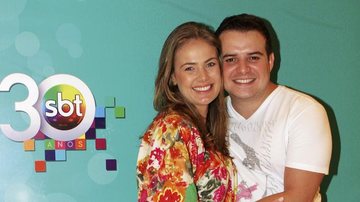 A atriz Thaís Pacholek prestigia o namorado, Belutti, que faz show com...