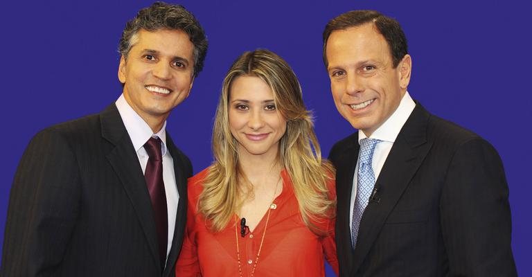 O empresário Hélder Mendonça e a cantora Cris Oak batem papo com João Doria Jr., no programa da Band, em São Paulo.