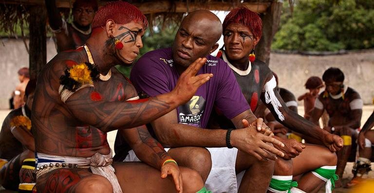 Anderson Silva com índios na Amazônia - Luiz Maximiano