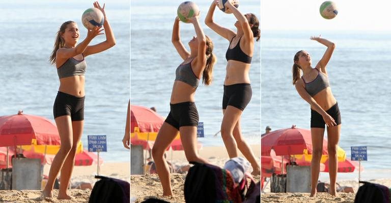 Sasha durante treino de vôlei em Ipanema - Gil Rodrigues/Photo Rio News