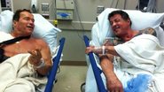 Arnold Schwarzenegger e Sylvester Stallone conversam em camas de hospital - Reprodução/Twitter