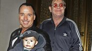 Elton John e David Furnish com o primogênito Zachary - Splash News