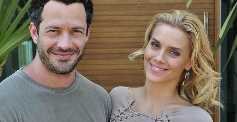 Quinzé (Malvino Salvador) e Teodora (Carolina Dieckmann) - TV Globo