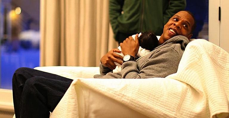 Jay-Z com Blue Ivy no colo - Reprodução/Tumblr