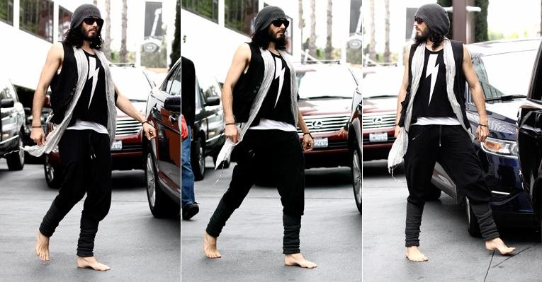 Russell Brand anda descalço pelas ruas de Hollywood, em Los Angeles - Splash News / splashnews.com