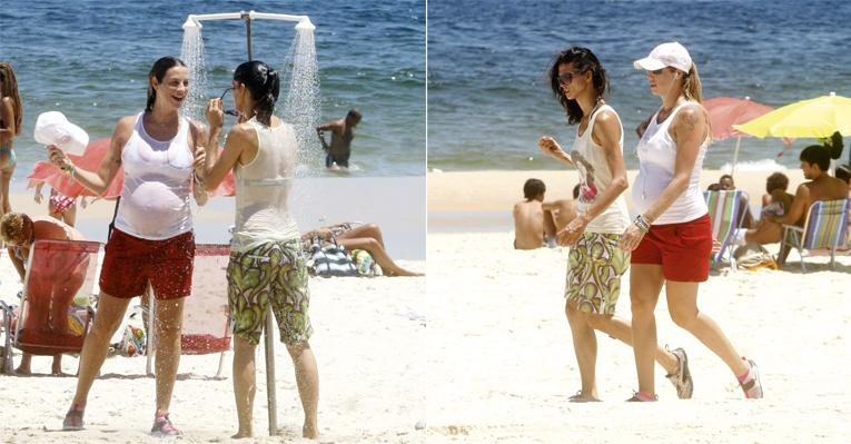 A atriz toma chuveirada após caminhar pela praia do Leblon, Rio, com uma amiga. Feliz com a gravidez, já planeja aumentar a família. - Gil Rodrigues