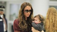 Na Big Apple, mãe e filha exibem looks fashion ao desembarcarem. - Splash News