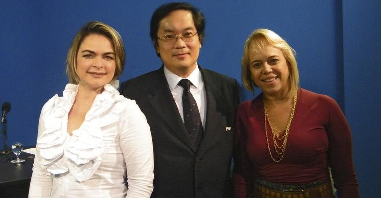 Liliane Ventura e Zenilda Salvato recebem Henrique Oti Shinomata, em programa de rádio, em São Paulo.