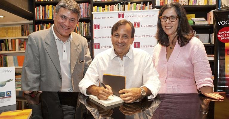 Na capital paulista, Renato Castanhari Jr., ao centro, lança livro e é prestigiado pelo casal de jornalistas Cléber Machado e Mônica Pinheiro.