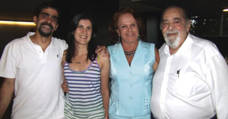 Glorinha Cohen (3ª da esq. p/ dir.) festeja 60 anos com o filho, David, a nora, Claudia, e o marido, Jacques, em SP.