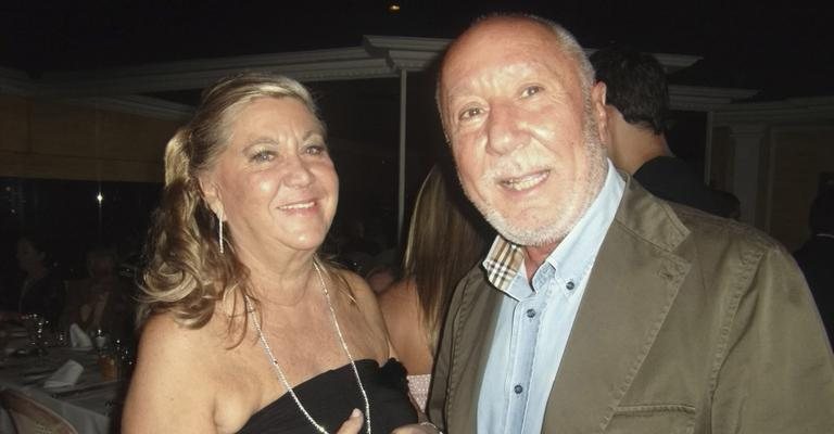 A condessa Irma Fenólio comemora seus 57 anos com Clemente Napolitano, em SP.