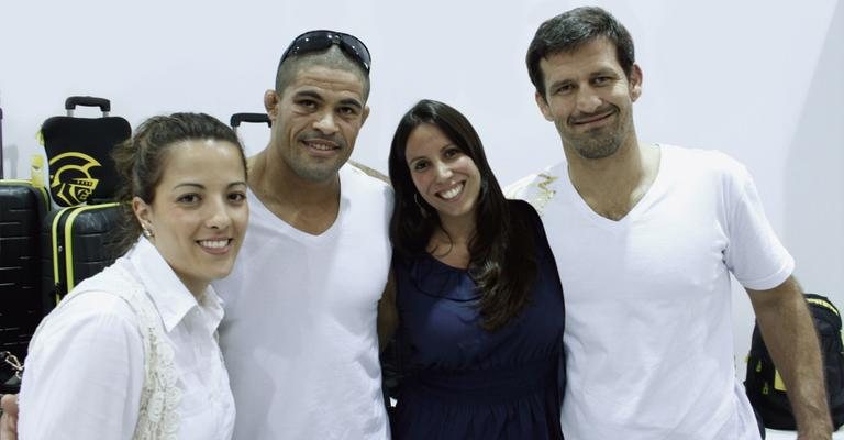 Maria Beatriz Costa e Fernanda Abreu recebem, em feira de acessórios, em SP, o lutador de UFC Rousimar Palhares e seu treinador, Murilo Bustamante.