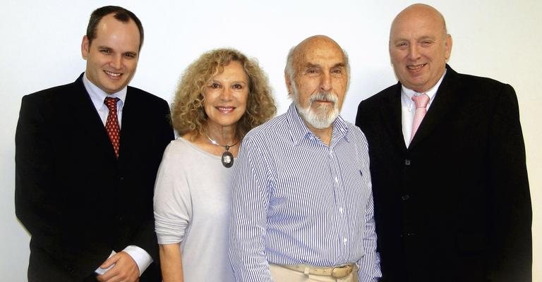 Eduardo Reichenheim e o pai, Pedro Reichenheim, ladeiam o casal Janine e Jacques Goossens em celebração de parceria, em SP.