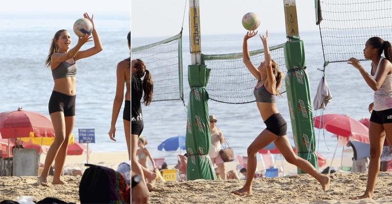 Na volta das férias, Sasha, que é levantadora do time infantil do Flamengo e já mede 1,73 metro, treina com a equipe nas areias da praia de Ipanema. - Walace Barbosa