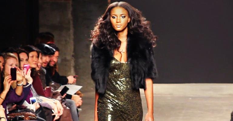 Miss Universo Leila Lopes no desfile da grife de Rolando Santana - Divulgação