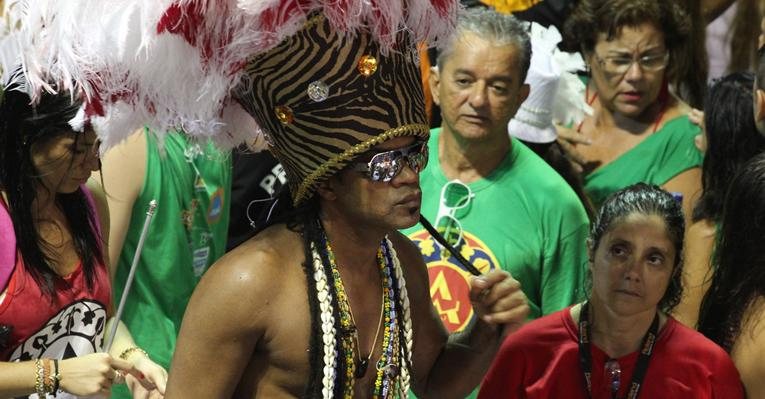 Carlinhos Brown canta no meio do público em Salvador - Uran Rodrigues