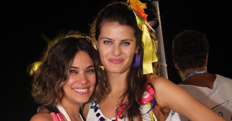 Bia Antony e Isabeli Fontana se jogam no carnaval de Salvador - Uran Rodrigues