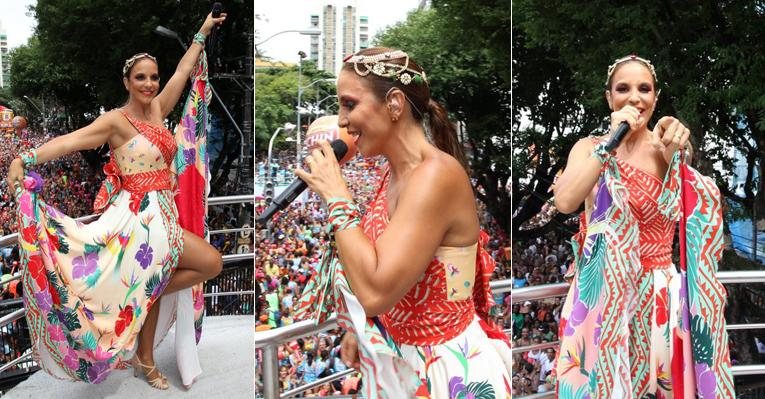 Com vestido estampado, Ivete Sangalo comanda Bloco Coruja - Wallace Barbosa, Adilson Lucas e Daniel Delmiro/AgNews