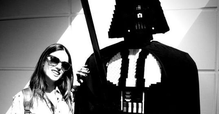 Alessandra Ambrosio ao lado de Darth Vader - Reprodução/Twitter