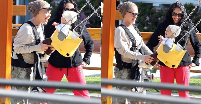 Pink leva Willow Hart para brincar em balanço, em Los Angeles - The Grosby Group