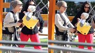 Pink leva Willow Hart para brincar em balanço, em Los Angeles - The Grosby Group