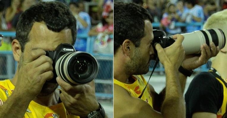 Malvino Salvador se prepara para fotografar a namorada Sophie Charlotte desfilando como musa do Salgueiro na Sapucaí - Cleomir Tavares / Divulgação