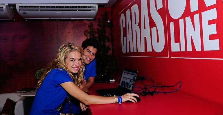 Lua Blanco e Arthur Aguiar visitam o espaço VIP CARAS Online no camarote da Marquês de Sapucaí - Renato Wrobel