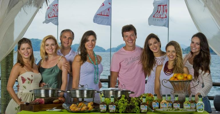 Bárbara, o casal Nanda e Alexandre, Leila, Rodrigo e sua Vera, Bianca e Priscila provam Molhos para Salada Liza - Gabriel Chiarastelli, Lipe Borges, Mariana Quintão , Martin Gurfein, Renato Wrobel e Samuel Chaves