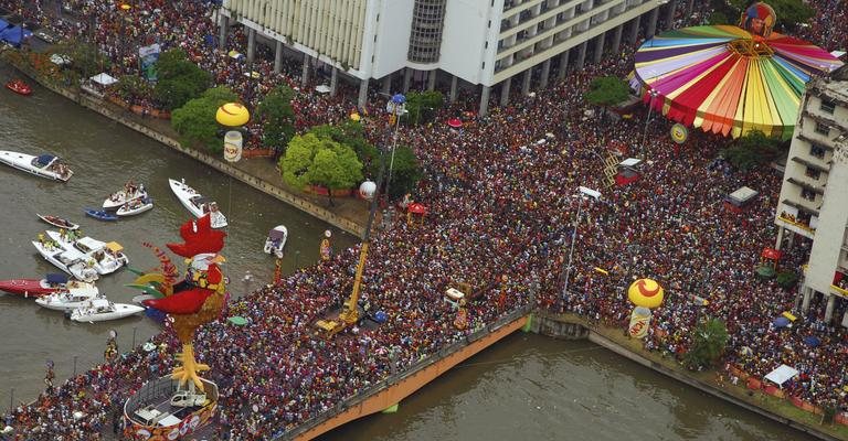 Cerca de dois milhões de foliões tomaram as ruas do Recife - Paulo Paiva