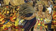 Vestida de soberana africana, Luiza é reverenciada à frente dos ritmistas da Imperatriz. - cadu pilotto, leandro pimentel, ivan faria e selmy yassuda