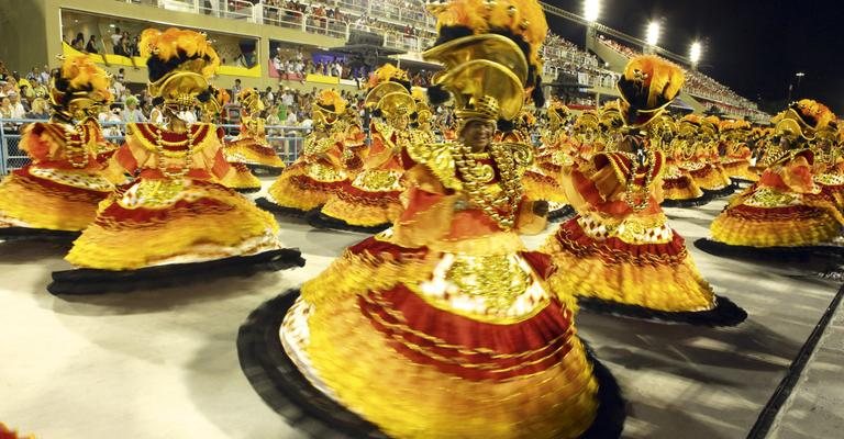 As baianas da escola incorporam Carmen Miranda em enredo que fala dos musicais. - gianne carvalho e samuel chaves