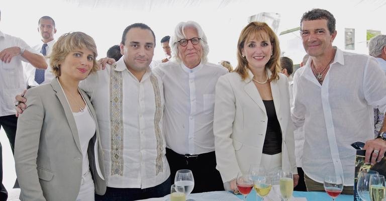 Gloria Fluxá e o pai, Miguel Fluxá, ao centro, recebem Roberto Borge, Gloria Guevara e Antonio Banderas em reinauguração de empreendimento mexicano.