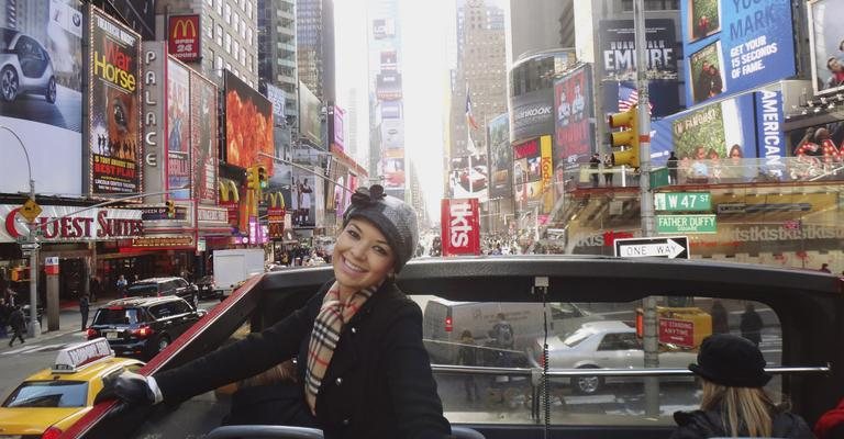 Apresentadora do Estilo & Saúde, da Record, Amanda Françozo curte folga em NY, visita pontos turísticos, como a Times Square, e faz compras.