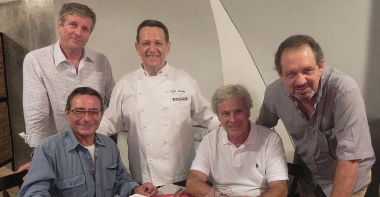 O chef Rafael Sessenta, ao centro, recebe Beto Simões e Antonio Coelho, em pé, e Roberto Melis e Rodolfo Muller, em encontro regado a vinhos, na capital paulista.