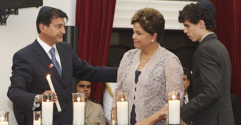 Ladeada por Claudio Lottenberg e Ciriel Sztamfater Benjamin, a presidente Dilma Rousseff lembra as vítimas do holocausto, em Salvador.