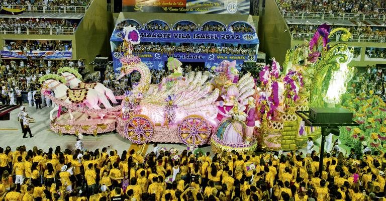 Terceiro carro alegórico da Mangueira a entrar na avenida, o Folia da Elite Carioca impressiona com seu requinte. Os ritmistas são o grande destaque do desfile da agremiação.