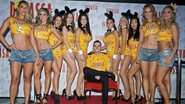 Cooper, caçula de  Hugh Hefner, vem com as coelhinhas ao anúncio da nova garota-propaganda. - caio guimarães, samuel chaves, martin gurfein