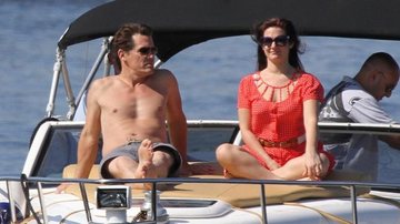 Josh Brolin e amiga passeiam de barco no Rio de Janeiro - André Freitas / AgNews