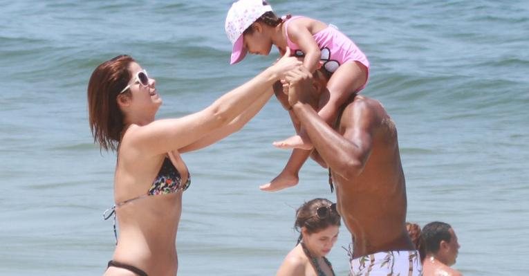 Samara Felippo se diverte com o marido Leandrinho e a filha Alicia na praia - Delson Silva / AgNews