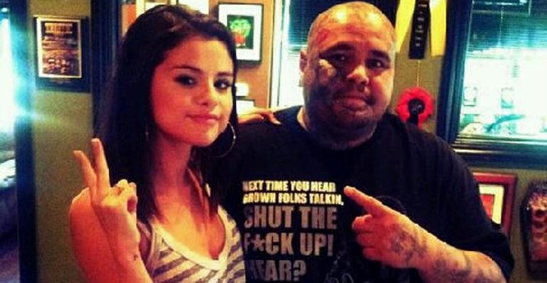 Selena Gomez e o tatuador Louie Gomez - Reprodução/Twitter