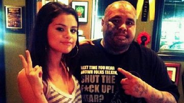 Selena Gomez e o tatuador Louie Gomez - Reprodução/Twitter