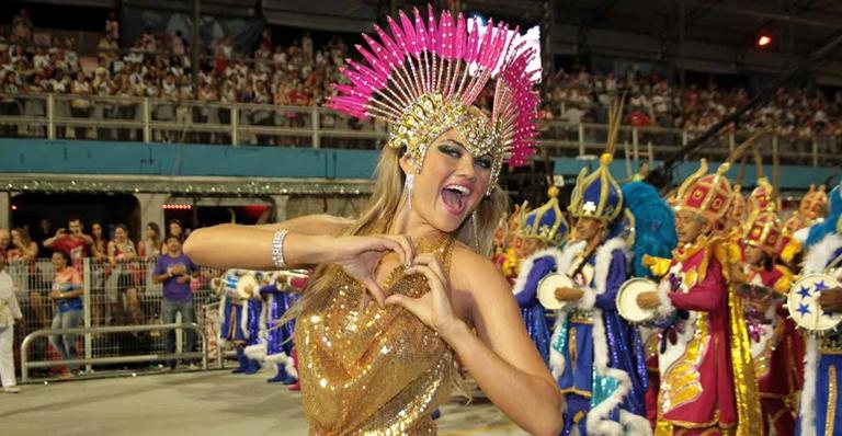 Mesmo com febre, Ellen volta ao sambódromo do Anhembi - Orlando Oliveira / AgNews