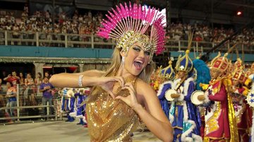 Mesmo com febre, Ellen volta ao sambódromo do Anhembi - Orlando Oliveira / AgNews