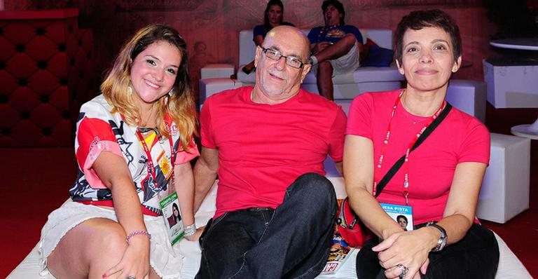 Renato Lage e Márcia Lávia, acompanhados por integrante do Salgueiro - Renato Wrobel