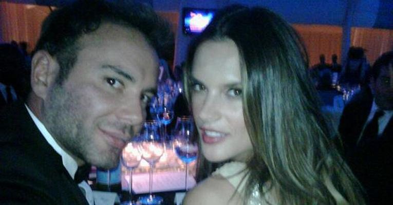 Matheus Mazzafera e Alessandra Ambrosio vão à festa beneficente de Elton John - Reprodução/Twitter