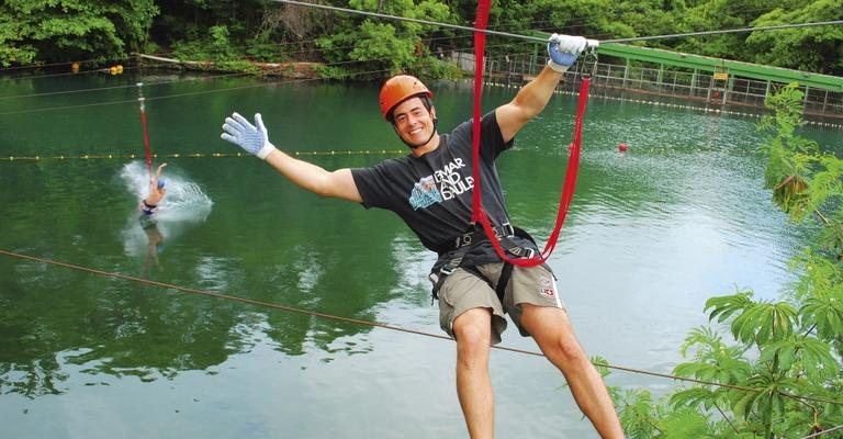 Em Rio Quente, o ator e apresentador se diverte em tirolesa do Hot Park, parque aquático do resort, e revela ser fã de esportes radicais. - João Rapposo