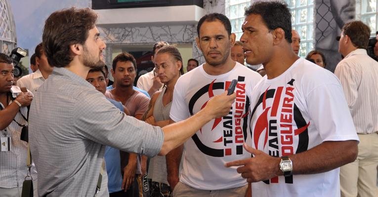 Beto Junior ( Danilo Sacramento ) entrevista Minotauro e Minotouro durante a coletiva de Wallace Mu ( Dudu Azevedo ) - Divulgação/TV Globo