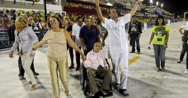 Com a mulher, Vera, e o prefeito Paes, ele aprecia sua obra - J.P.Engelbrecht